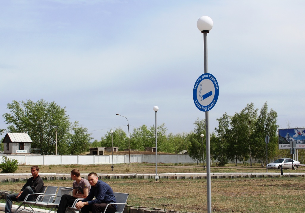 В аэропорту оборудованы специальные зоны для курильщиков.JPG